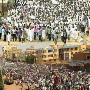 آلاف المتظاهرين في وسط الخرطوم يرددون: “الثورة خيار الشعب.. حرية سلام وعدالة” “الطلقة ما بتقتل يقتل سكات الزول”