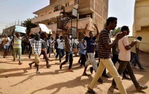 رويترز: جنازة محتج في السودان تتحول لنقطة انطلاق جديدة للاحتجاجات