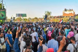 مصدر بالقوات المسلحة  يكذب شائعة تنحي البشير ويطالب بمواصلة الاعتصام